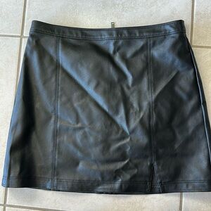 Adorable Abercrombie & Fitch A&F faux Leather Skirt Large - excellent condition!